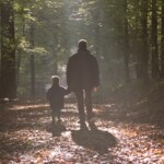 Opa en kleinzoon in herfstlicht